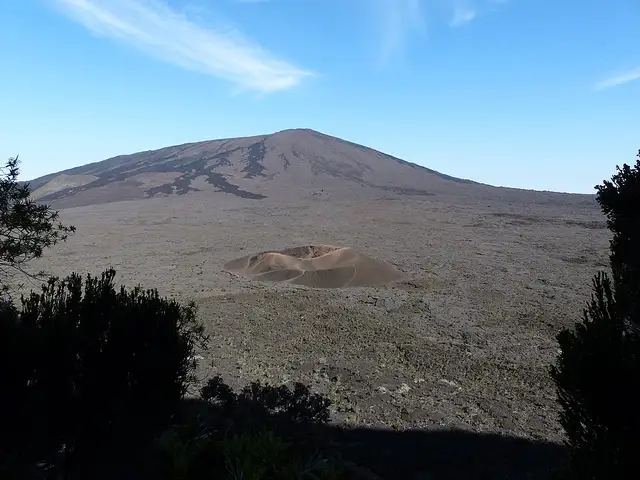Le Formica Leo, devant le Piton de la Fournaise