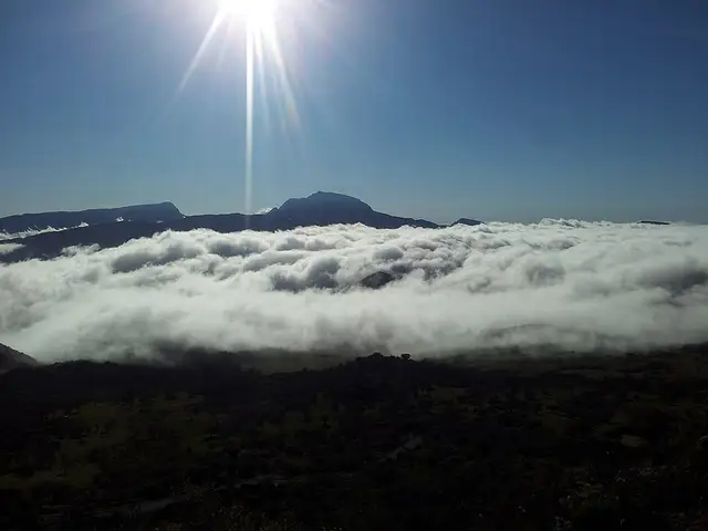 Piton des Neiges qui dépasse des nuages en fin d'après midi