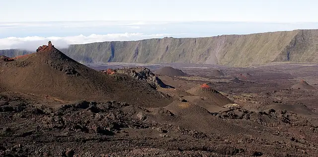 Alentours du Cratère Rivals : cratères adventifs sur les flancs du Piton de la Fournaise